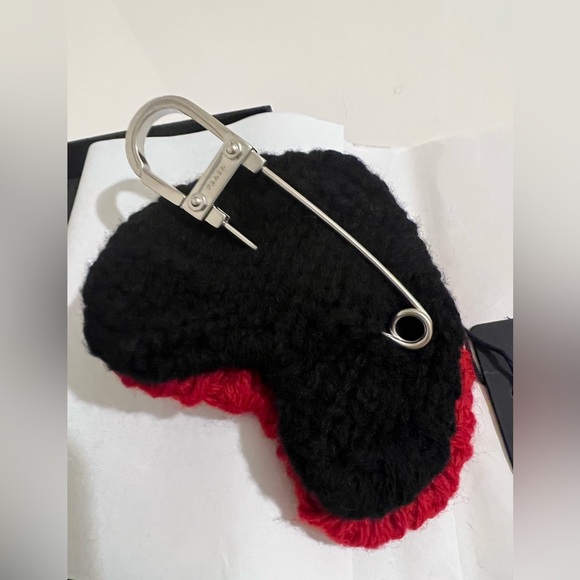 PRADA Spille in tessuto knitted heart
Nero+Rosso ❤️❤️❤️ - Picture 11 of 15